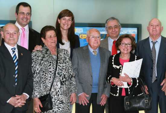 Colabordores premiados y familiares con los conferenciantes y el portavoz de AEMET