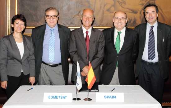 Silvia García-Castañer, jefa de los Servicios Jurídicos, Lorenzo Sarlo, coordinador de proyectos SAF, y Lars Prahm, director general, los tres de EUMETSAT; Ricardo Garía Herrera y Manuel Palomares