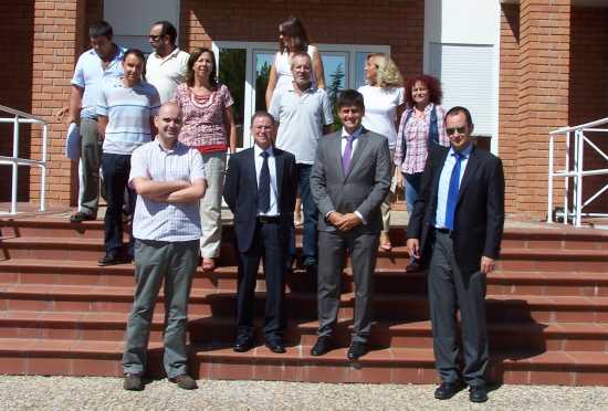 Daniel Cano, entre Pablo Ortiz y Cayetano Torres, con el personal de la DT en Valladolid