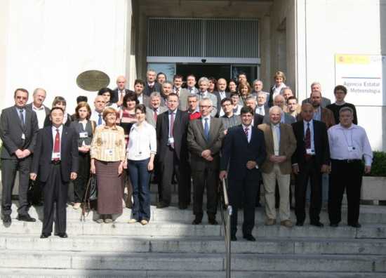 Todos los asistentes a la reunión, ante la sede de AEMET