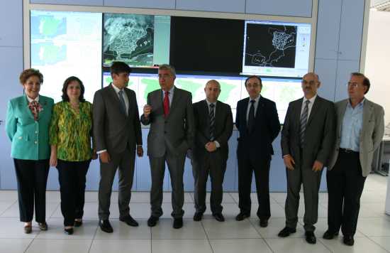 Por la izquierda, Charo Díaz-Pabón; adjunta a la Presidencia; Yolanda Luna, jefa del departamento de Desarrollo y Aplicaciones; Daniel Cano, presidente de AEMET; Juan A. Gimeno, rector de la UNED; Fernando Belda, director de Producción e Infraestructuras; Antonio Zapardiel, decano de la Facultad de Ciencias-UNED; Fernando García, director de la Delegación Territorial de AEMET en la CAM; e Ignacio Zúñiga, vicedecano adjunto de Ciencias Ambientales-UNED.