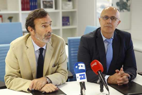 Firma del acuerdo con FUNDEU (Foto EFE)