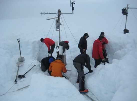 Trabajos en la estación de glaciar Johnson