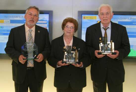 Colaboradores premiados, a la derecha, con el capitán del 'Esperanza del Mar'