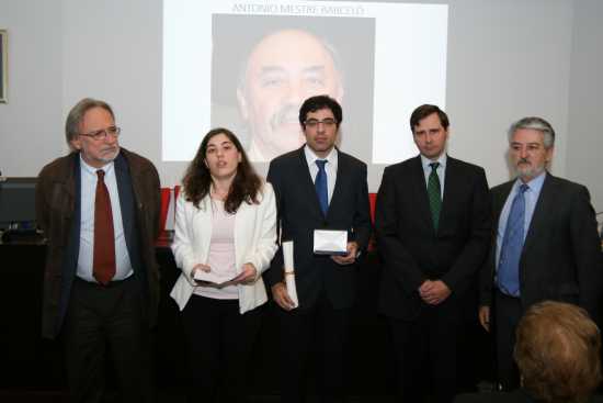 Los hijos de Antonio Mestre, en el centro, recogen la medalla