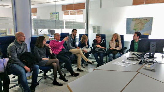 Los visitantes, recibiendo explicaciones del trabajo en el Centro Nacional de Predicción