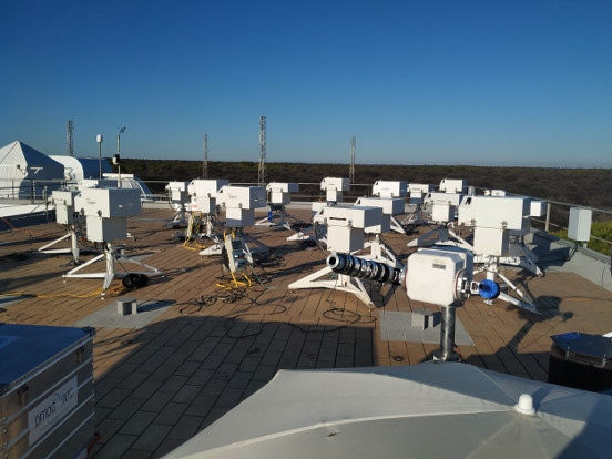 Panorámica de los 20 instrumentos que participan en la XIV campaña midiendo en la terraza de la Estación de sondeos Atmosféricos de 'El Arenosillo', Huelva, procedentes de Canadá (2), Holanda (1), Reino Unido (3), Suiza (1), Japón(1), Grecia (1), Dinamarca (2), Argelia (1) y España (7)