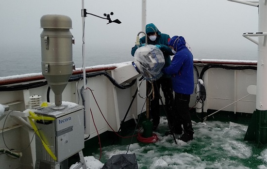 Investigadores del proyecto MICROAIRPOLAR preparando el equipo para la captura de microorganismos aeronavegantes en la Antártida. Fuente: Sergi González