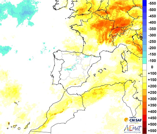 anomalía de horas de sol en la península ibérica, Baleares, Europa occidental, Canarias y noroeste de África. Los tonos cálidos indican más horas de sol de lo normal