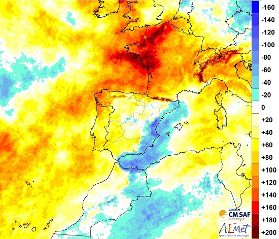 Anomalías de horas de sol en la primavera de 2021. Los tonos amarillos y rojos indican más horas de sol de lo normal; los tonos azules, menos horas de sol que de costumbre.