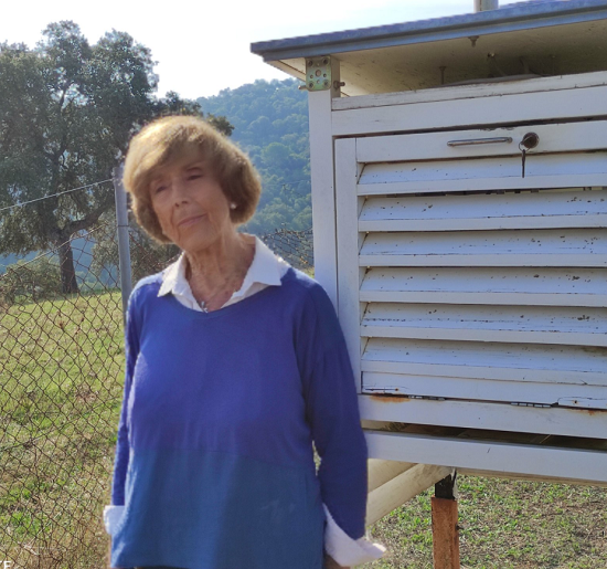 Ana María Clavería Combelles, premio nacional al mejor colaborador tradicional de la red de climatología de 2021, frente a su garita meteorológica