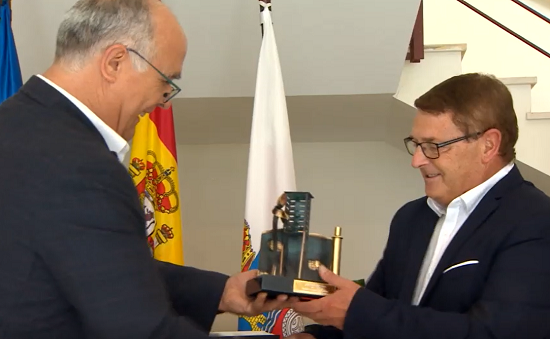 José Luis Pelayo Arce, premio nacional al mejor colaborador tradicional de la red de climatología de 2021, con su galardón, entregado por Jose Luis Arteche, Delegado Territorial de AEMET en Cantabria