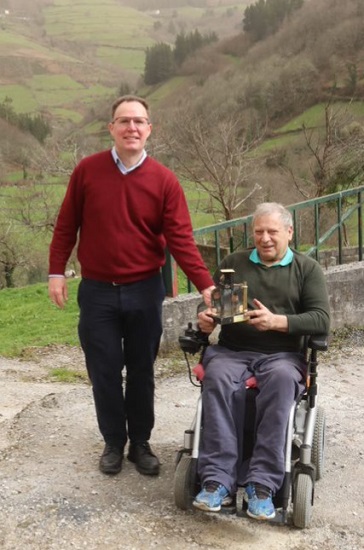 Alfonso Rodríguez Rodríguez, premio nacional al mejor colaborador tradicional de la red de climatología de 2022, con su galardón entregado por Ángel Gómez, Delegado Territorial de AEMET en Asturias