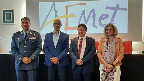 Foto de familia de los premiados que han asistido al acto, junto con el presidente de AEMET y la presidenta de la Federación de Asociaciones de Mujeres Rurales, Teresa López