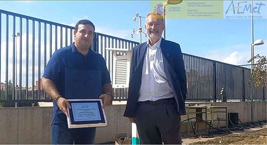 Rubén Torregrosa, de Proyecto Mastral, recibe la placa conmemorativa de manos de Jorge Tamayo, Delegado Territorial de AEMET en la Comunidad Valenciana