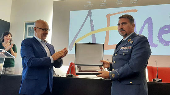 El general de división José Manuel Cuesta recibe la placa conmemorativa del premio especial otorgado a la Unidad Militar de Emergencias