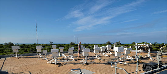 Foto de los espectrorradiómetros Brewer participantes en la campaña de calibración INTA/AEMET en la terraza del Observatorio Atmosférico de El Arenosillo.