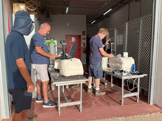 Glen MacConville (NOAA) , Jose Manuel Vilaplana (INTA) y Koji Nakayima (NOAA) durante la campaña de calibración de las referencias mundiales de ozono celebrada en el Observatorio de Izaña en Agosto del 2023.