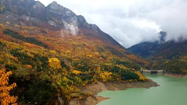 Coloración plena otoñal en el entorno del embalse de Búbal en el Valle de Tena (Pirineo de Huesca. 02-09-2019).